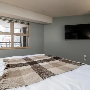  Apartment Creekside Slopeside 1br With Pool, Hot Tub, Bbq Canada